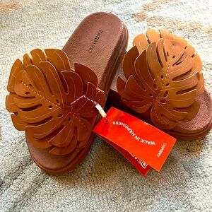 The perfect vacation slide from Farm Rio. Size 7!